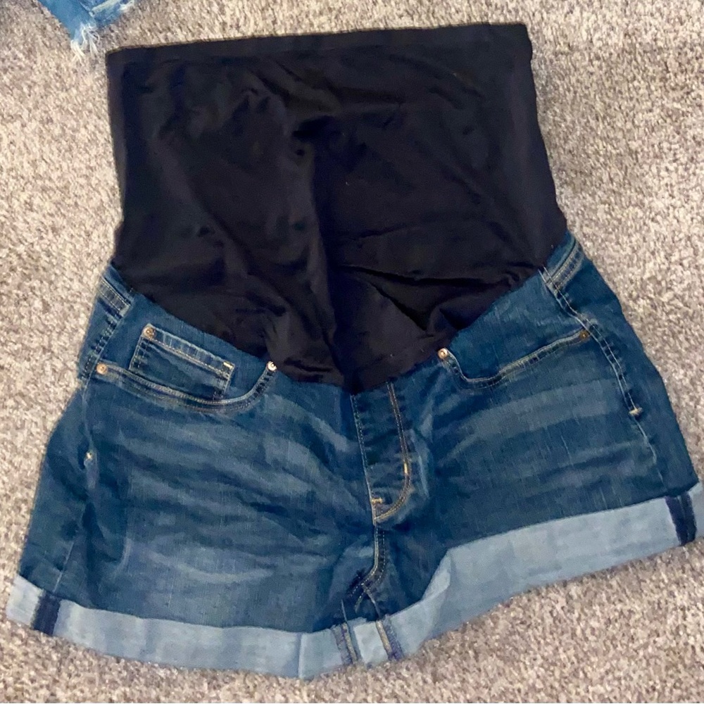Signature by Levi Strauss & Co. Gold Label Women's Maternity Mid-Rise Shorts XL